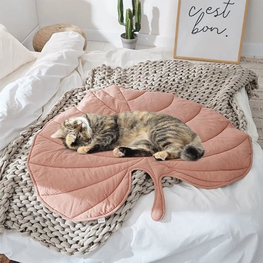 Leaf-Shaped Soft Pet Mat - Fluffs Club